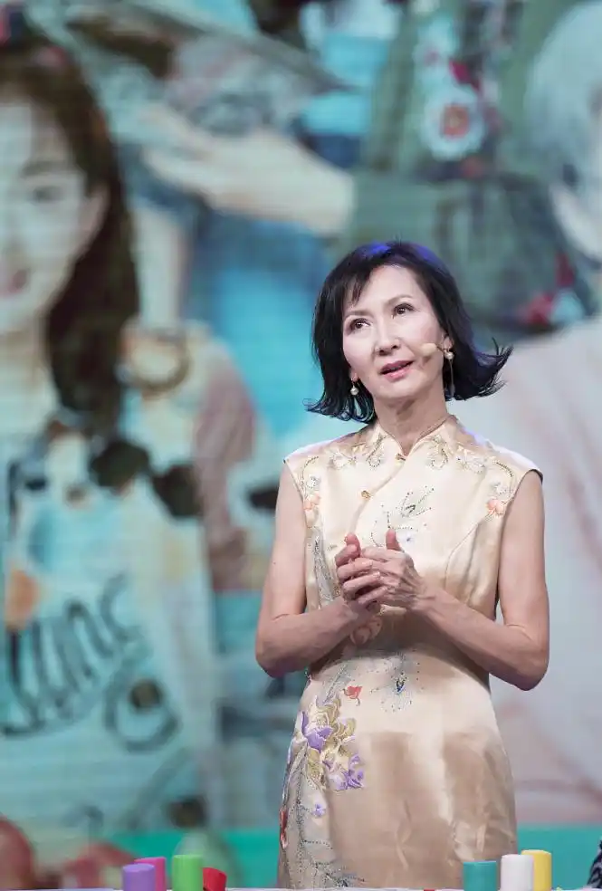 陈美琪穿旗袍的样子真美,但身材有些瘦到脱相,全靠气质在硬撑_穿着