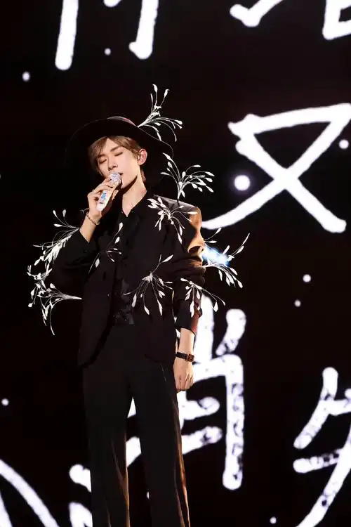 呜呜呜朋友你说得很对#易烊千玺太野了##王俊凯王源看着易烊千玺笑