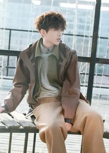 蔡徐坤最新大片曝光,百变小王子一改浓妆霸气,羊毛小卷发超可爱