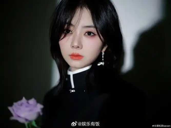 周六下午有@谭松韵seven 的新图了!尝试全包眼线搭配新中式黑裙