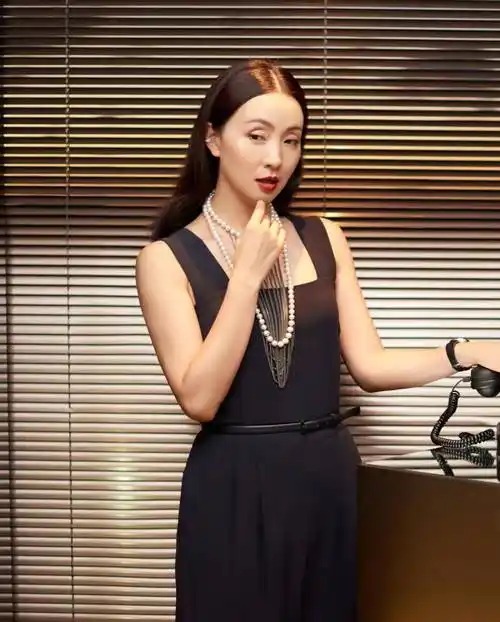 珍珠项链适合任何年龄阶段的女生,即使是戴在陶虹脖子上也依然很显