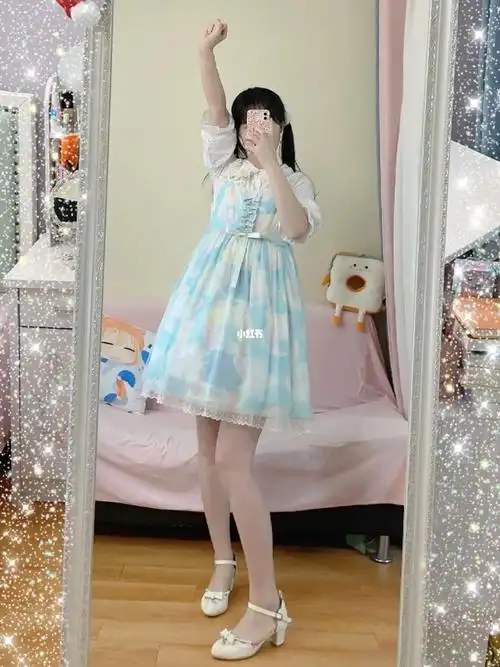 lolita小裙子对镜拍照姿势
