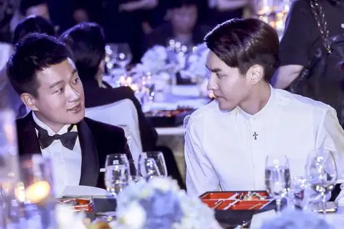 吴亦凡压轴亮相芭莎慈善夜红毯 青春俊美