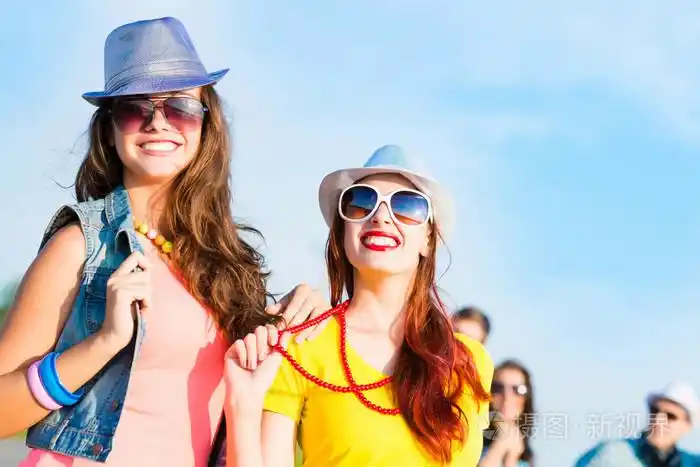 两个年轻的女朋友开心