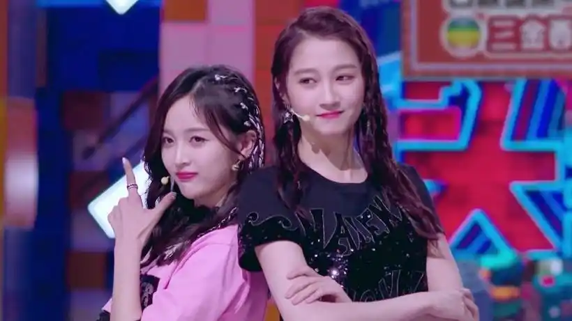 神仙打架!吴宣仪关晓彤上演"国民长腿"走秀pk"海南腿精"