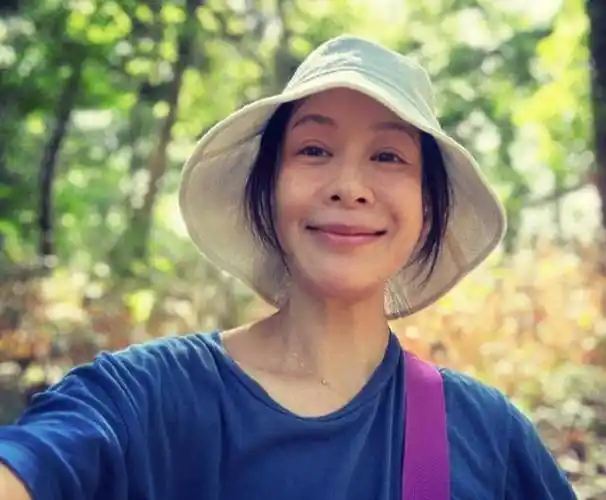 54岁刘若英逛菜市场,发型凌乱素面朝天无人识,直呼累到想骂人