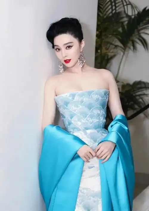 红毯狂秀20套高定的范冰冰,还是败给她了?