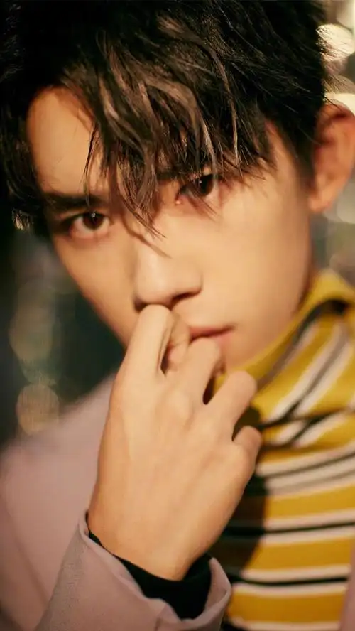 最新小鲜肉易烊千玺帅气迷人手机锁屏可爱明星手机壁纸