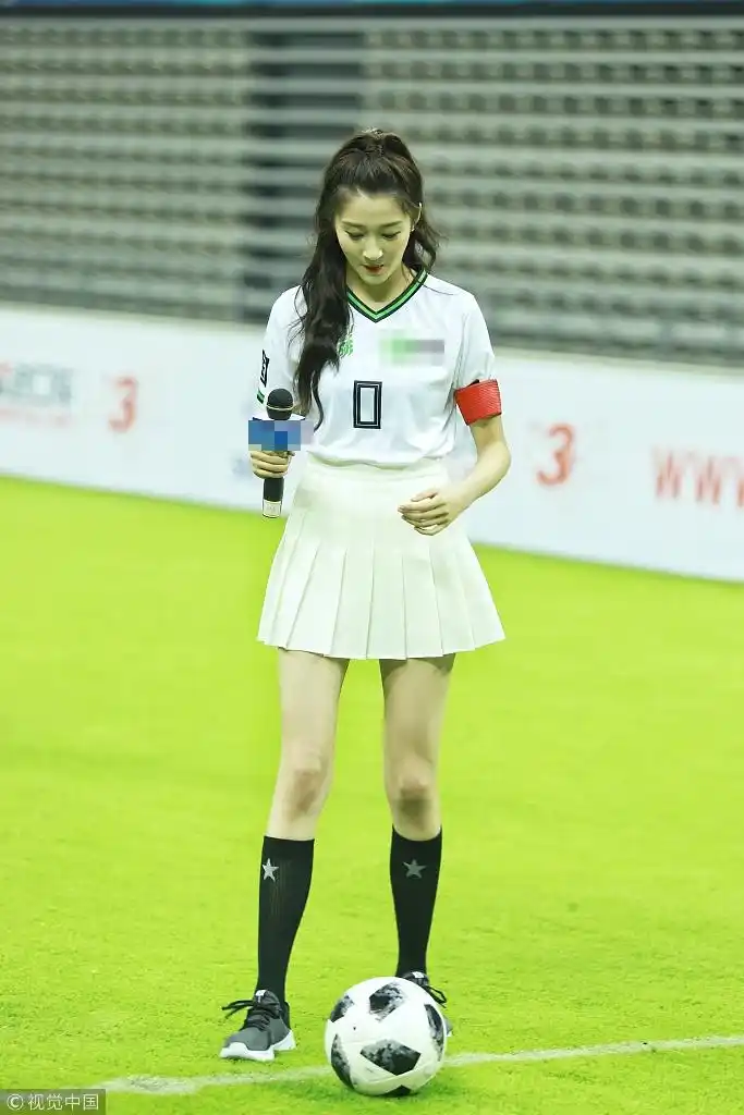 关晓彤穿短裙踢足球似向男友鹿晗靠齐