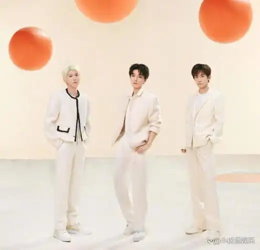 tfboys官博发布新的合照,直击排练现场,新鲜的照片出炉了.