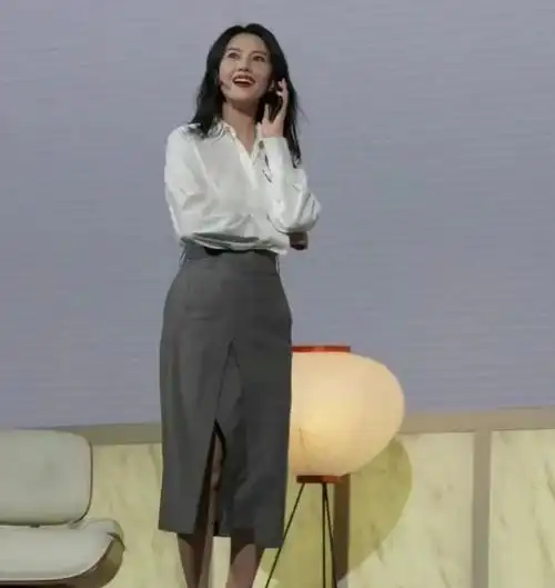 高圆圆参加时尚活动搭配简洁年轻大方惊艳全场