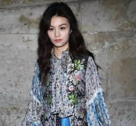 春夏妆容也盖不住她眼下的浮肿和疲惫感!