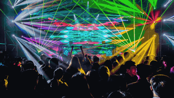 每日舞台活动结束后,嗨爆周年庆,dj&mc现场演绎,联合儿童异业开展武术