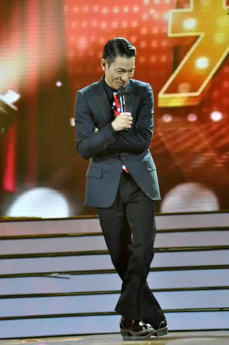 最近,刘德华在香港红馆开演唱会.