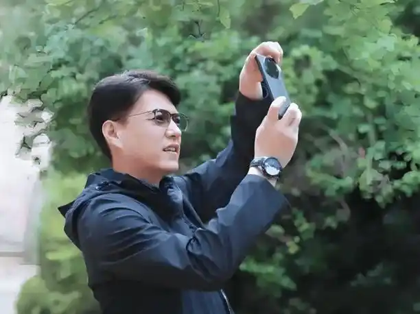 叔圈顶流靳东绯闻不断,娇妻幼子竟不反对,干部靳东又有"大动作"