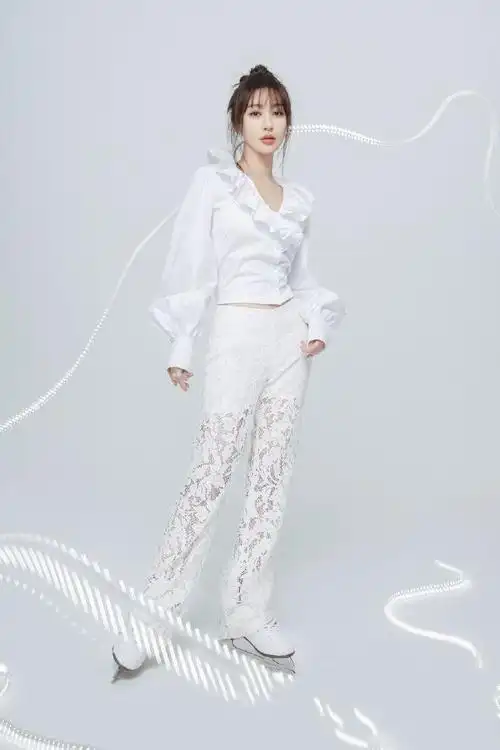 李菲儿终于开窍,穿蕾丝裤气质全变,网友:目光全被这双腿吸引!