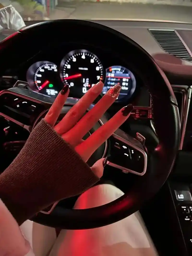 "咱们女孩子一定要学会开车,别整那些媳妇专坐啥的,有个毛线用 - 抖音