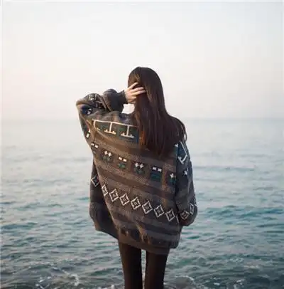 阳光下的女生背影头像简简单单地爱过便是恩赐