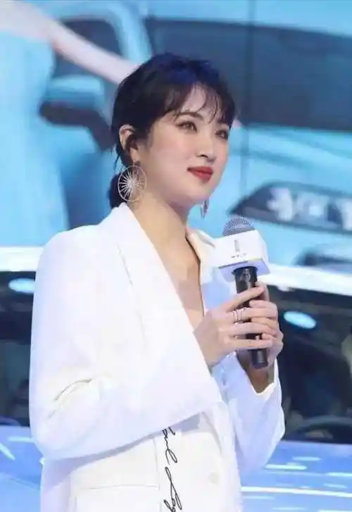 有钱任性华为二公主姚安娜演艺生涯出道大半年就改了个名字