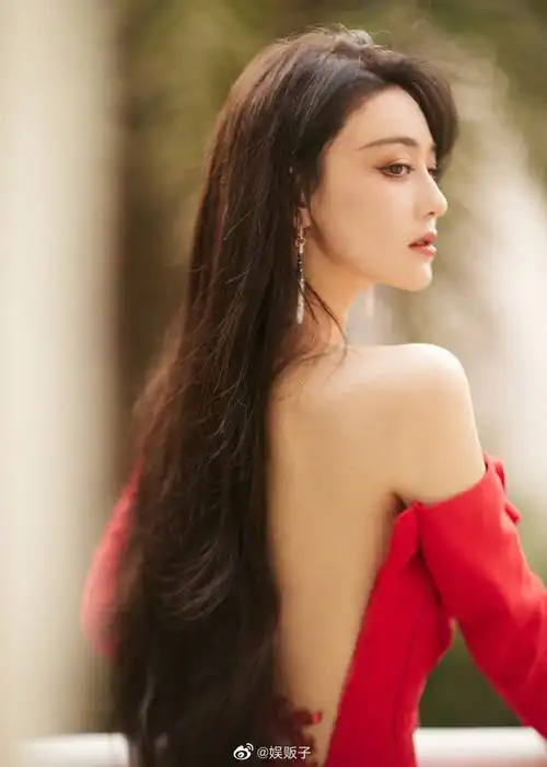 张馨予的新剧吧,这个角色的人设非常好,大致了解一下剧情的简介真的是