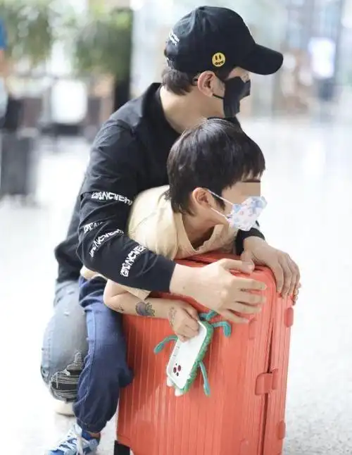 baby黄晓明离婚后,两人都各自有了新生活,尤其黄晓明频繁被拍到和年轻