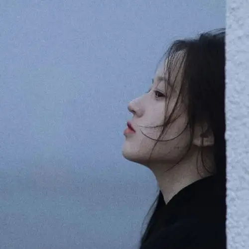 安静伤感侧脸女生头像图片,明知爱你没结果却还是飞蛾扑火