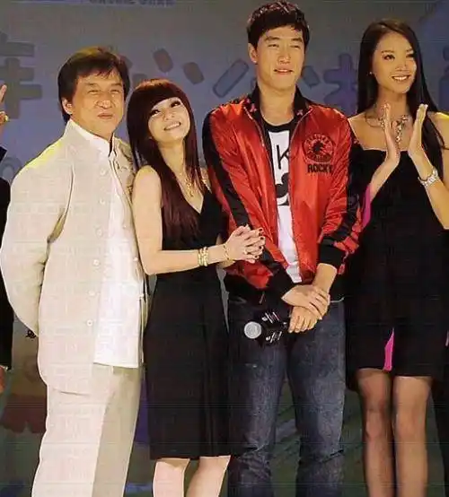 她14岁就拿全市冠军,曾和刘翔一起训练,后成首位华人世界小姐_张梓琳