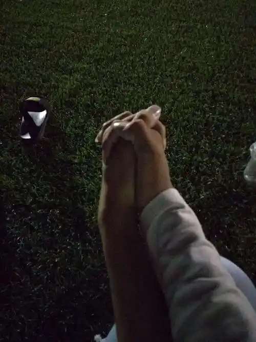 其它 晚点遇见你没关系但愿余生都是你love you 学校操场上拍的牵手照