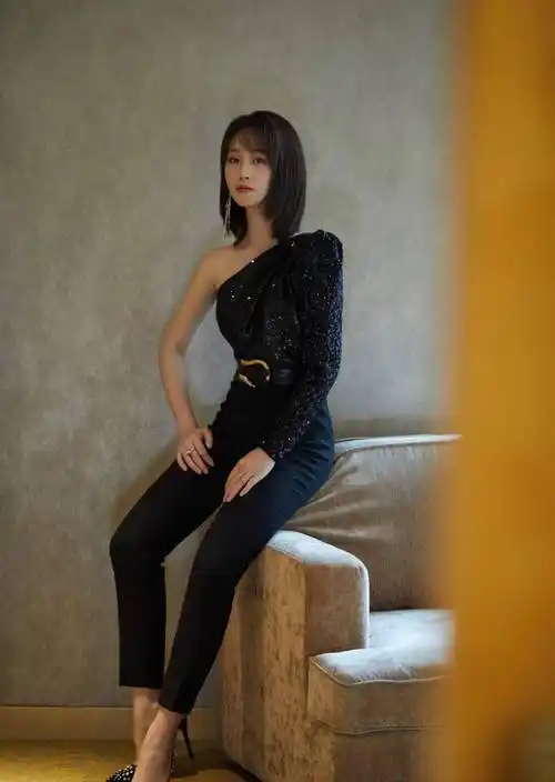 原创29岁蓝盈莹真拼穿雾霾蓝轻纱礼服配高跟鞋脚背都成90度了