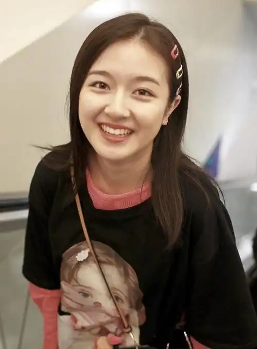 李兰迪终于瘦了!戴彩色发卡搭机清纯可爱,穿短裤露出细腿瞩目