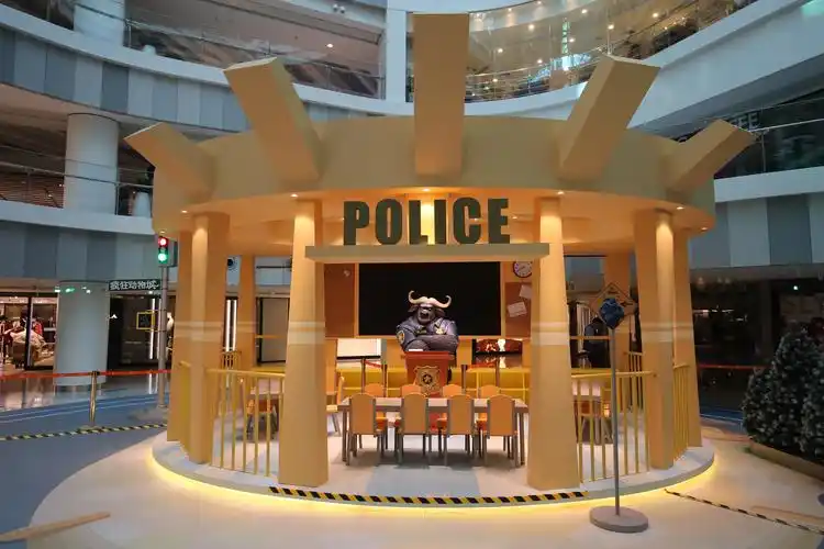 《疯狂动物城》电影场景,其中包括:   警察局(zpd office ):将以work