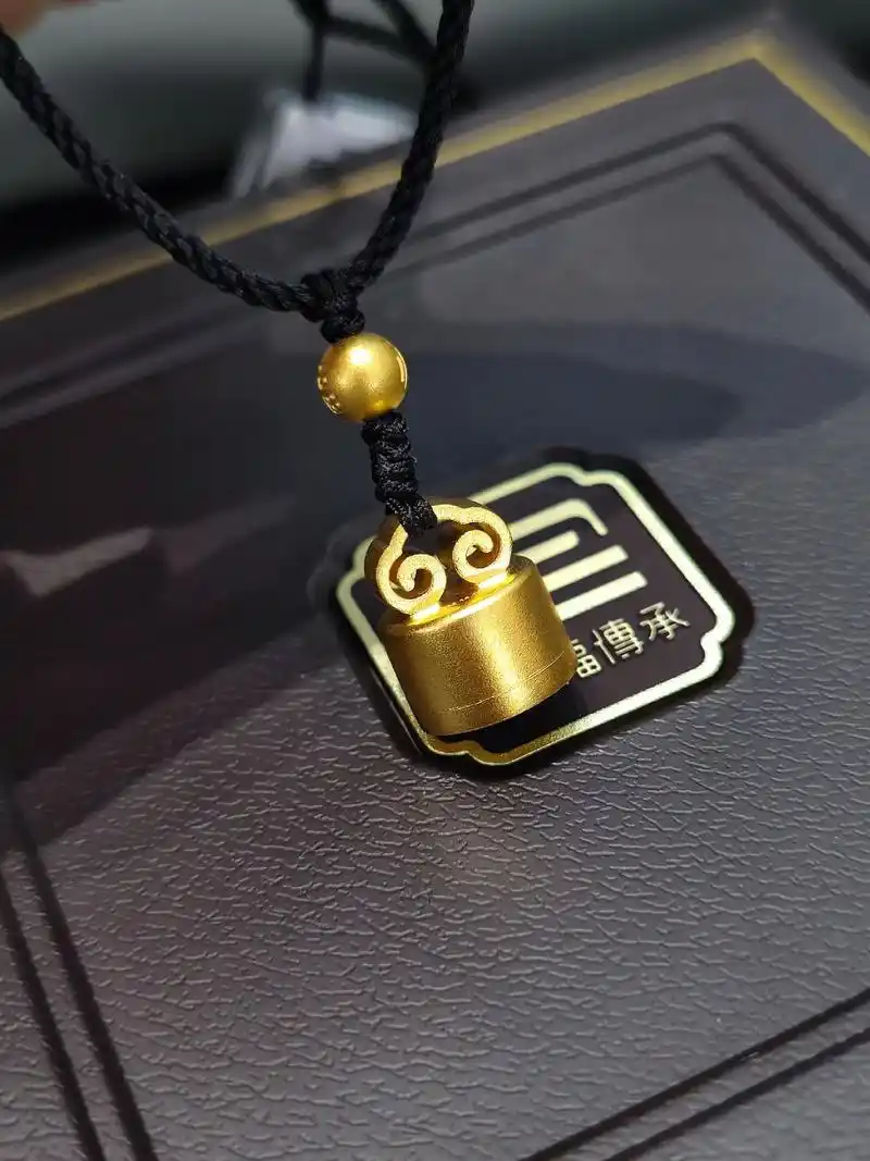 周大福传承福字印章吊坠太cool了!一开始觉得这种吊坠看着 - 抖音