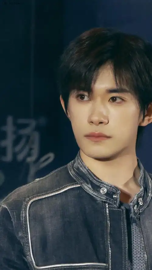 易烊千玺破洞针织内搭