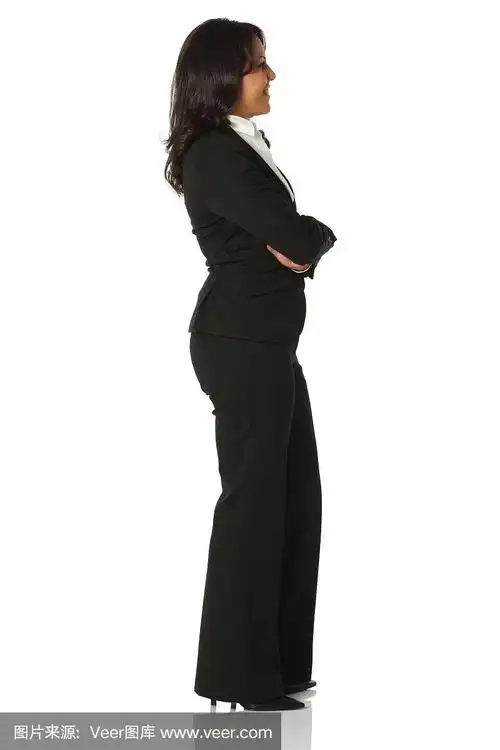 女商人双臂交叉站立的侧面