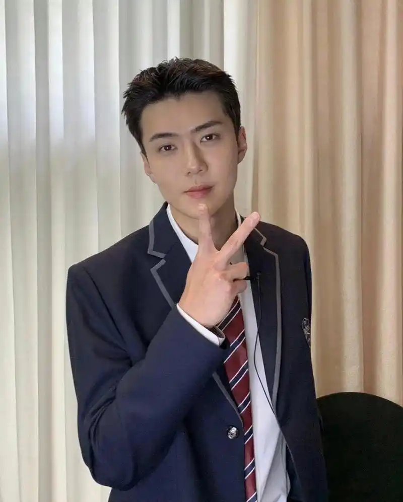 吴世勋为拍mv剪短头发#吴世勋寸头也太帅了吧,真的很难不爱