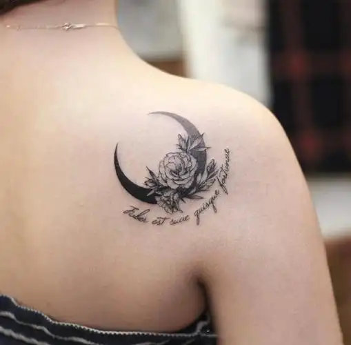 女性身上的简单小图案纹身图片9张