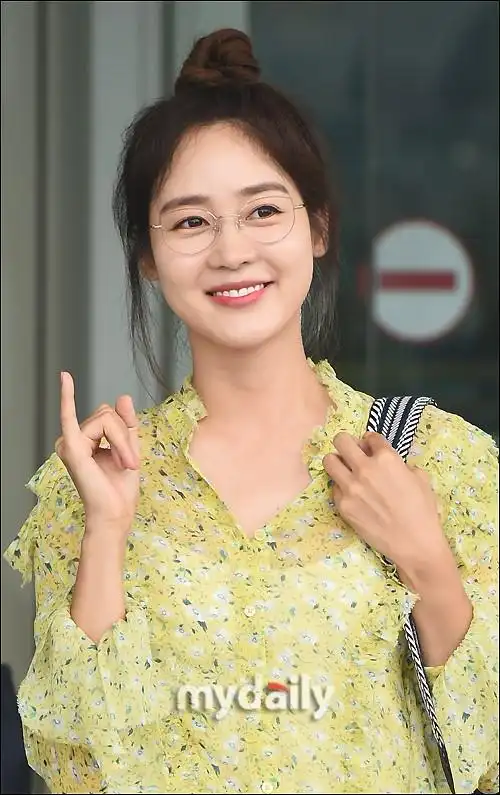 韩国女艺人成宥利飞往法国巴黎拍杂志写真