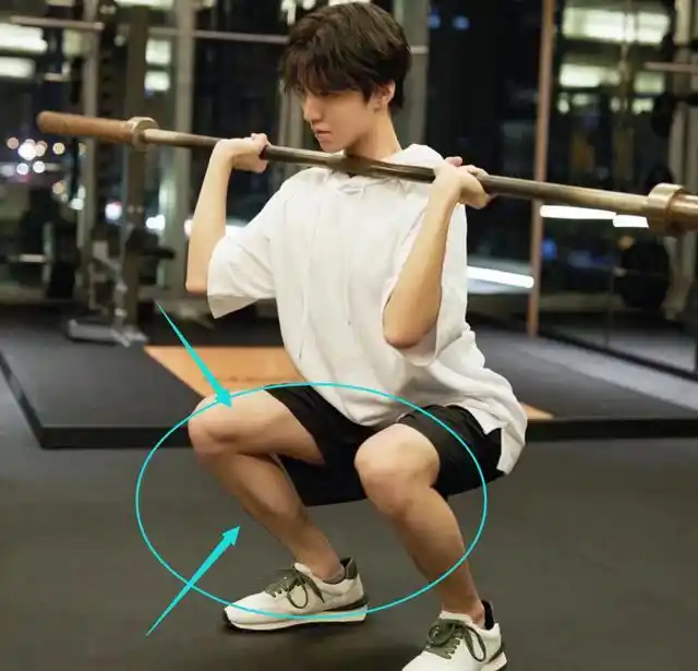 王俊凯更新健身照,当看清他的肌肉线条,才知道什么是完美身材