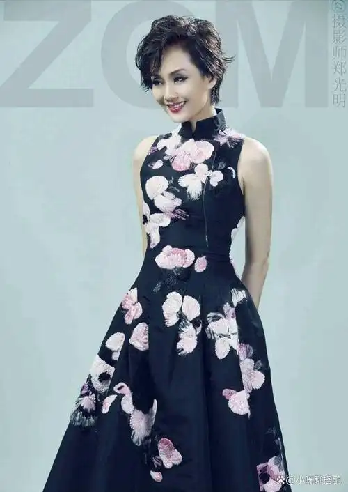 据说曾经的挂历界有三大女神,北京有瞿颖,杭州有周迅,上海有李颖,对于