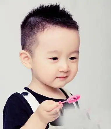 小男孩适合剃的平头发型有哪些 让你多了解孩子短发平头图片