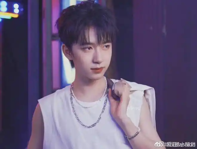 每一帧都好可爱好帅,撩头发也太鲨啦@时代少年团-贺峻霖