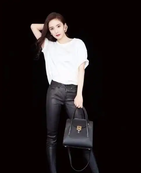 白色网状版半袖,搭配一条黑色皮裤,杨幂穿出了性感的气息,略带酷感,让