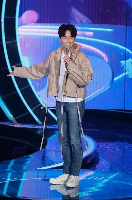 郑元畅《嗨唱转起来》与好友ella同台味经典_综艺新闻_大众网