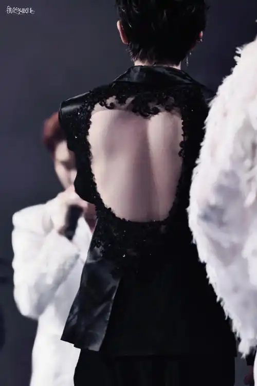 马嘉祺叁重楼暨出道四周年演唱会##马嘉祺爱心露背拖尾礼服