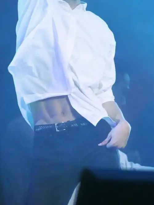 18岁王源晒8块腹肌差距越来越大根本没法比啊