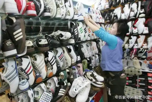 碰巧我身边就有一位老板是做鞋子生意的,不过呀,这位老板的生意做得