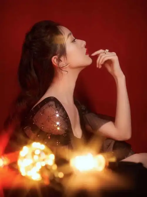 冬季礼服别偷懒,学袁冰妍穿小黑裙,老潮了