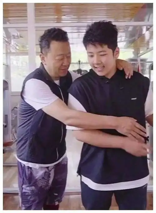 胡军儿子13岁就长成硬汉模样爸爸去哪儿所有萌娃都大变样了