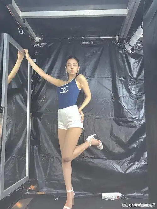jennie身高只有163cm,穿高腰裤配短款上衣,居然是个隐藏腿精!