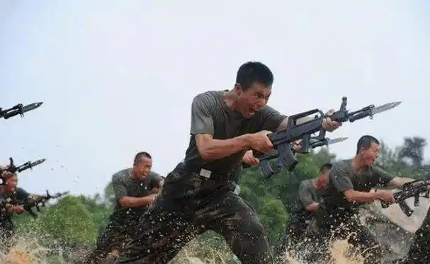 美国大兵的肌肉男和我们精壮型士兵相比,更容易损耗体能,不适合长时间